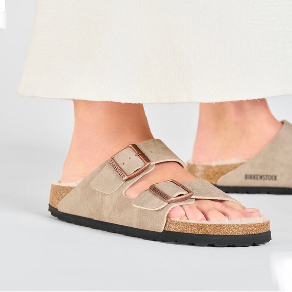 NWT Birkenstock Shearling Microfiber Arizona Sandal in Desert Dust Taupe - Picture 8 of 11
